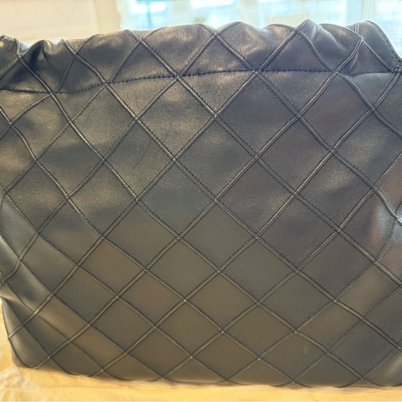 Tory Burch Fleming Black Shoulder Bag with Gold Chain - Picture 2 of 6